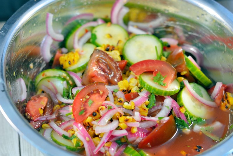Салат из пекинской капусты с огурцом и кукурузой и яйцом