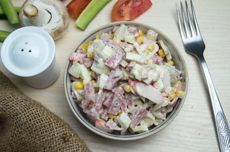 Витаминный салат с кукурузой