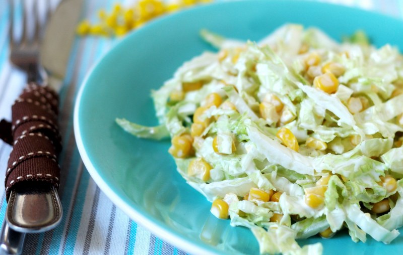 Салат из капусты с морковью и кукурузой