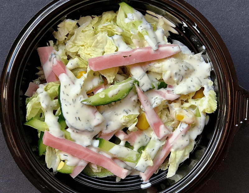 Салат с капустой и колбасой копченой и огурцами