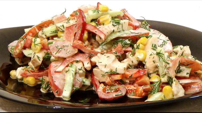 Салат с пекинской капустой и кукурузой и курицей