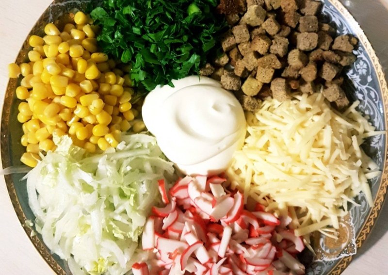 Салат с пекинской капустой и кукурузой
