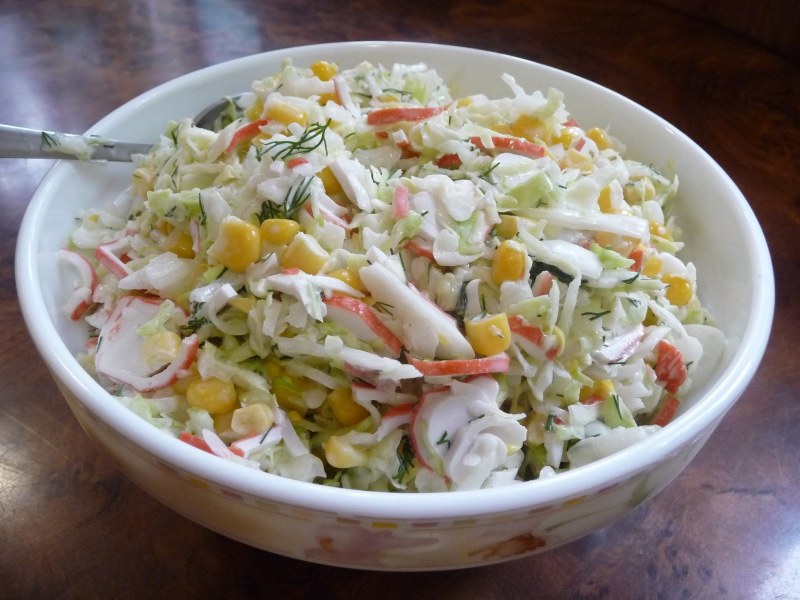 Салат из пекинской капусты с крабовыми палочками и кукурузой