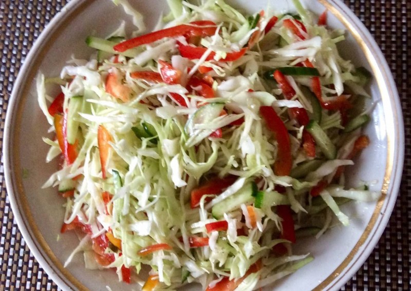Салат с капустой и огурцом