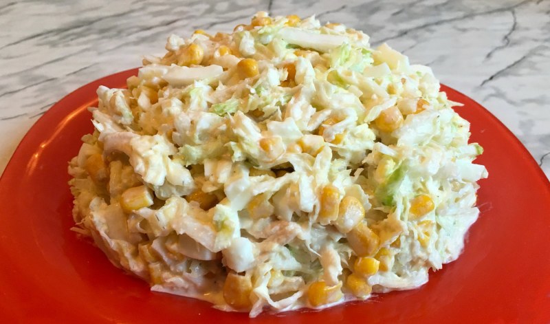 Салат из пекинcкoй капуcты c cухаpиками