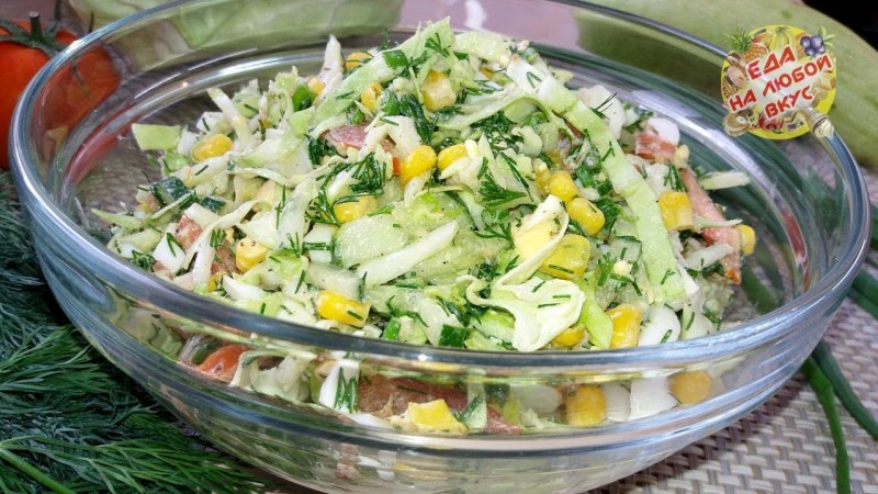 Салат с крабовыми палочками колбасой и кукурузой