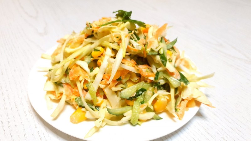Салат с пекинской капустой и огурцом