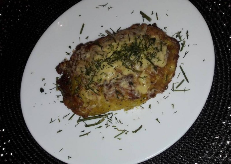 Медвежья лапа с двумя гарнирами и соусом из крыжовника