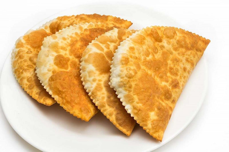 Чебуреки на тарелке