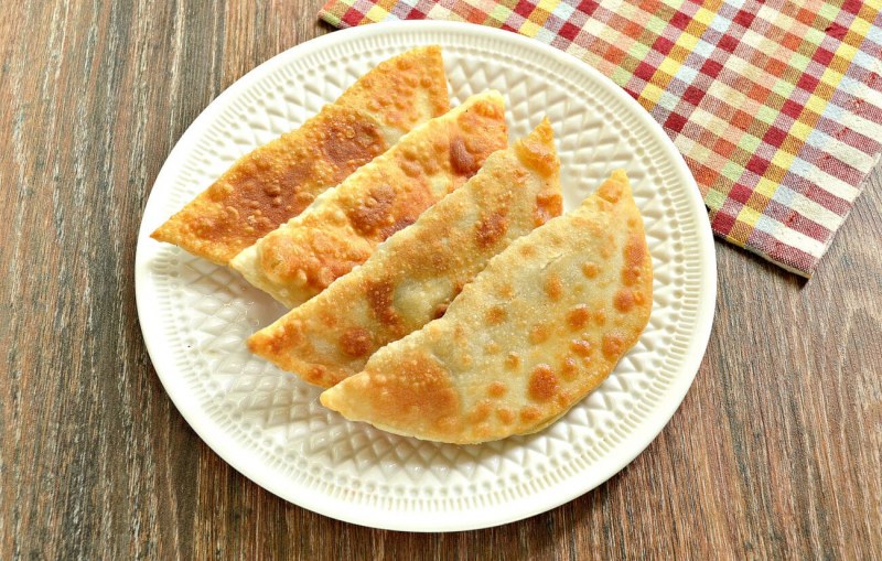 Чебуреки на сковороде