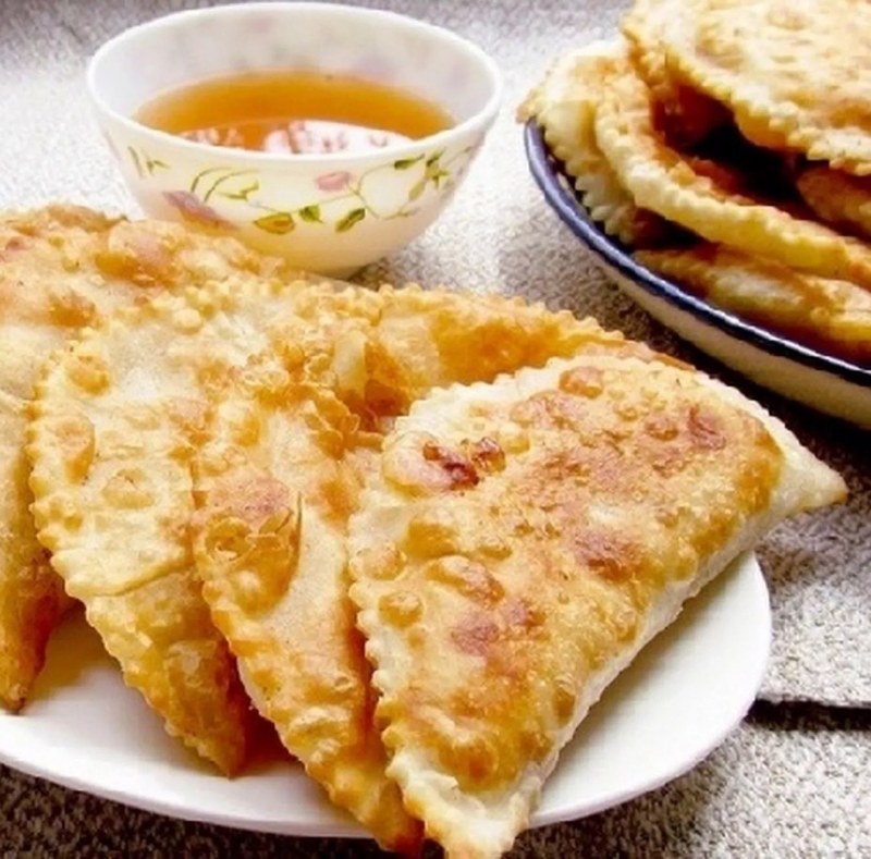 Чебуреки на тарелке