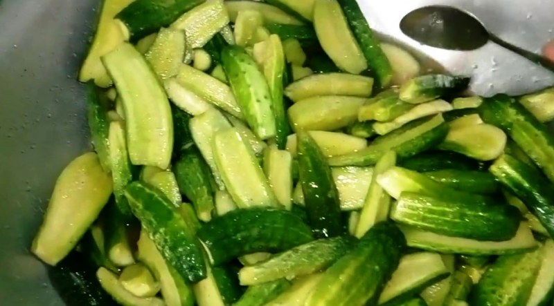 Огурцы с куркумой