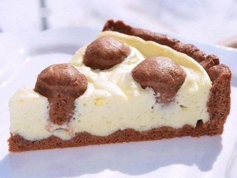 Шоколадный пирог с творожными шариками