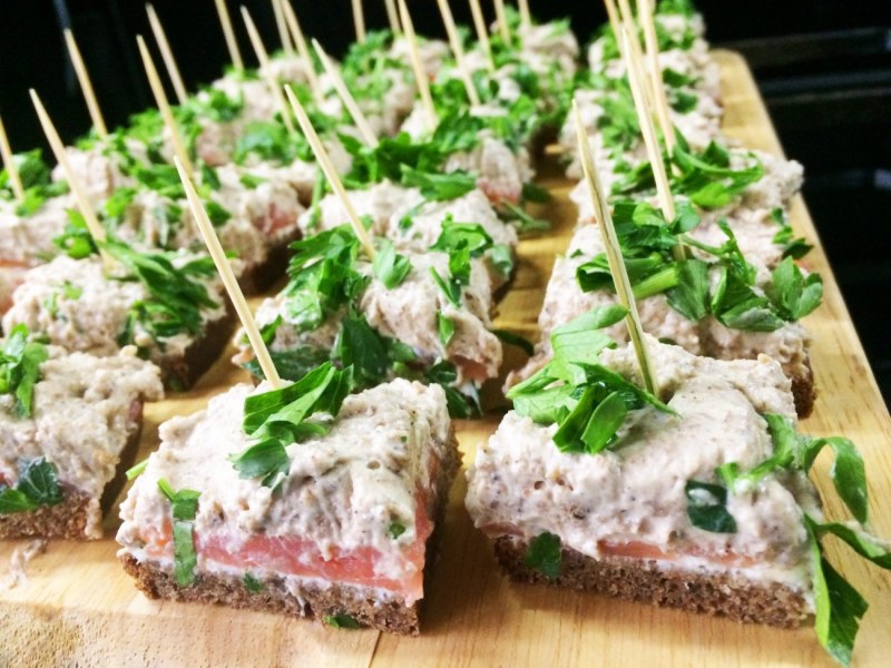 Брускетта с хумусом и шпротами