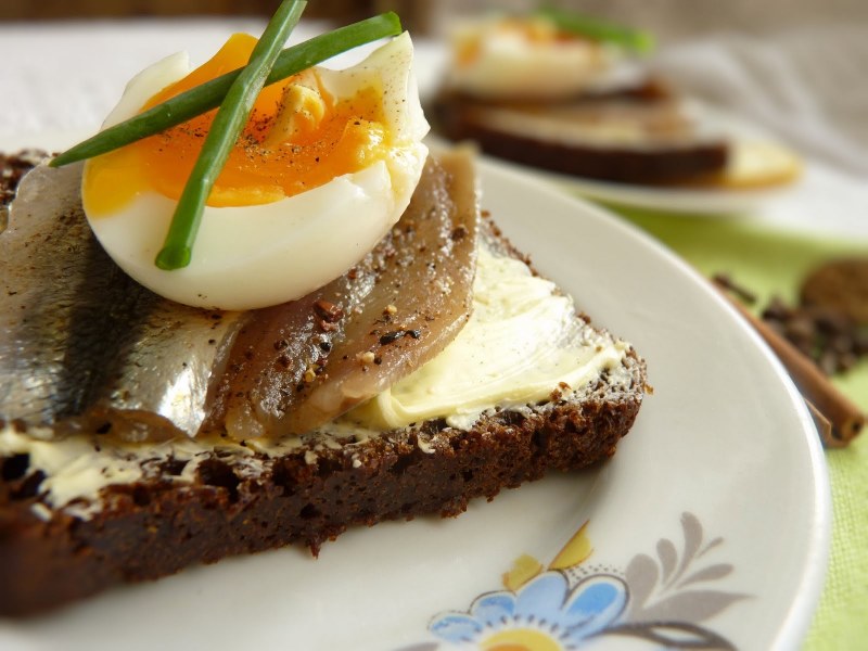 Канапе с бужениной и корнишонами