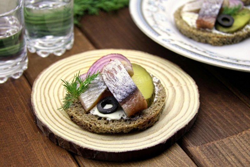 Закуска с селедкой