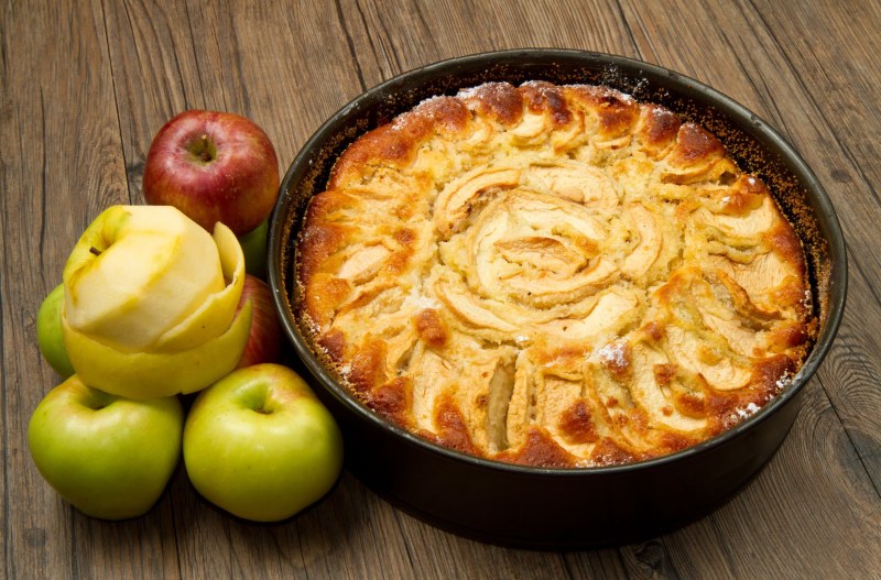 Шарлотка с яблоками Юлии Высоцкой