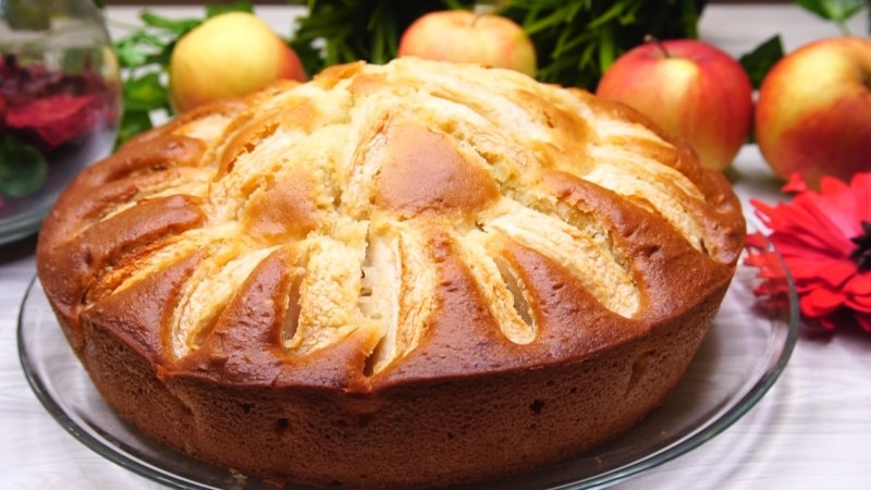 Пирог с яблоками на кефире