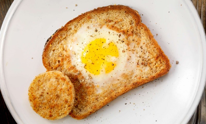 Гренки с яйцом на сковороде