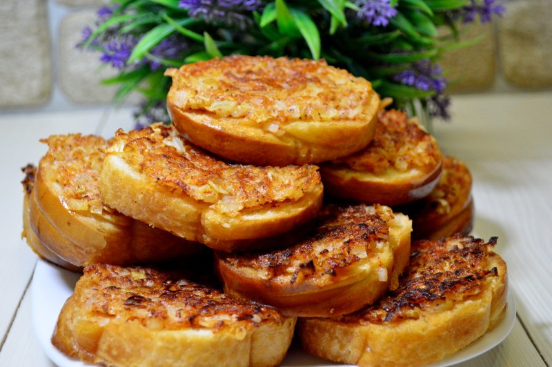 Гренки с колбасой и сыром