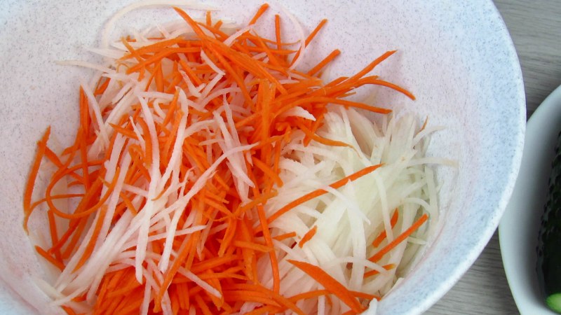 Салат из дайкона с морковью и кун