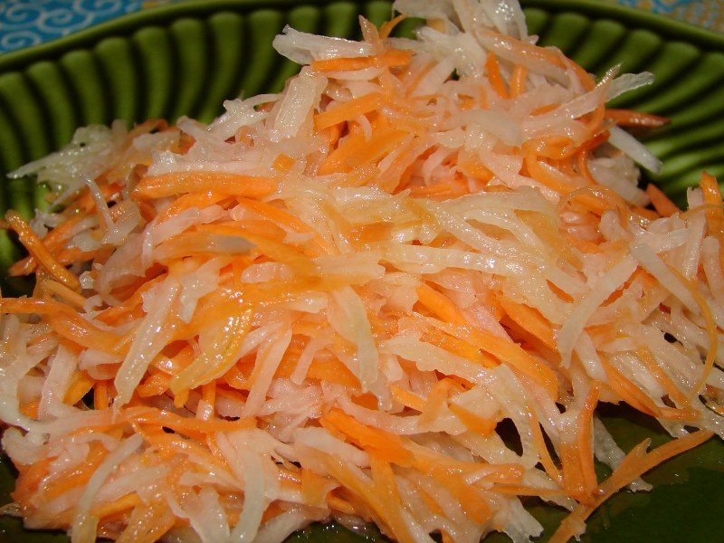 Маринованная редька дайкон