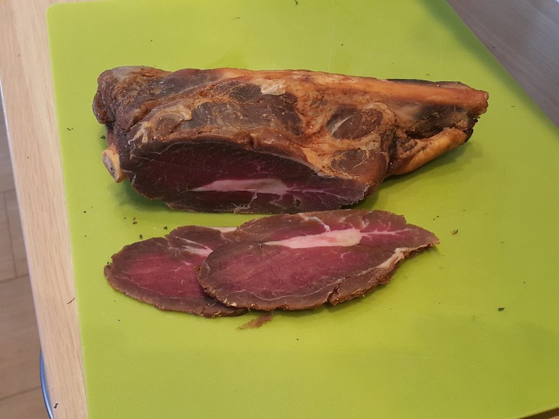 Испанское вяленое мясо хамон