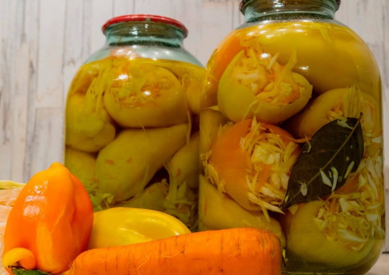 Маринованный сладкий перец с яблоками