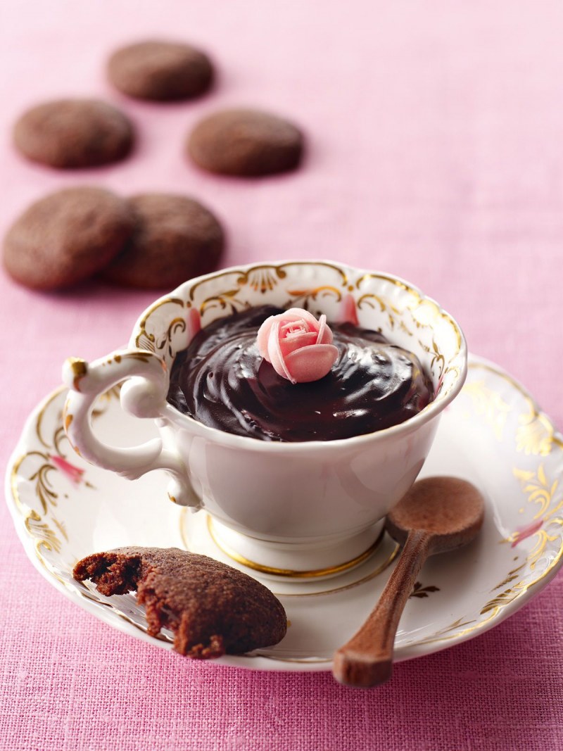 Чашка кофе и пирожное