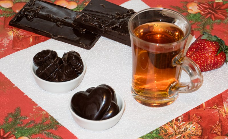 Кружка чая и шоколад