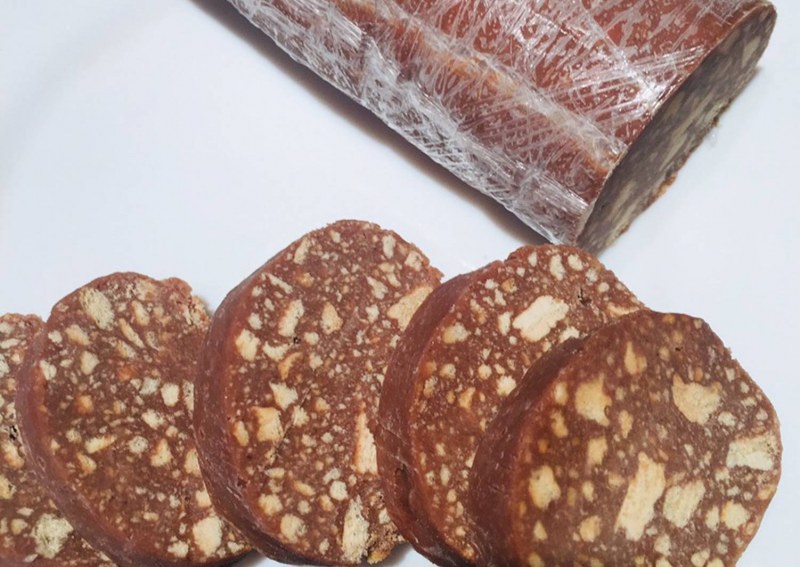 Шоколадная колбаса с орехами