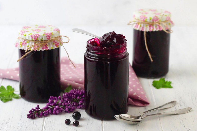 Чёрная смородина стеклянной банке