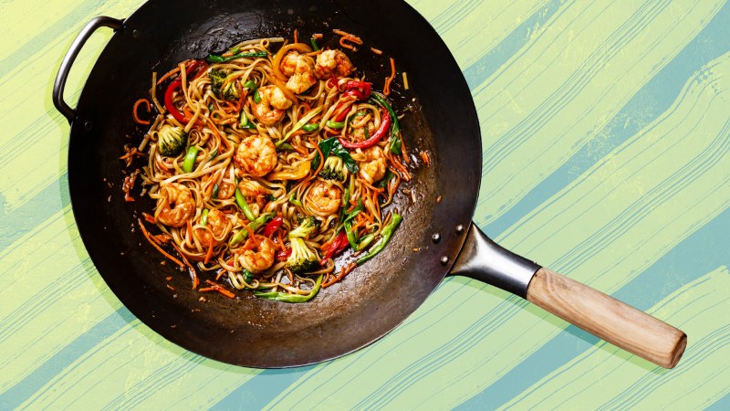 Wok с огнем на черном фоне