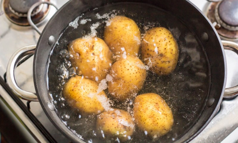 Картофель в кастрюле