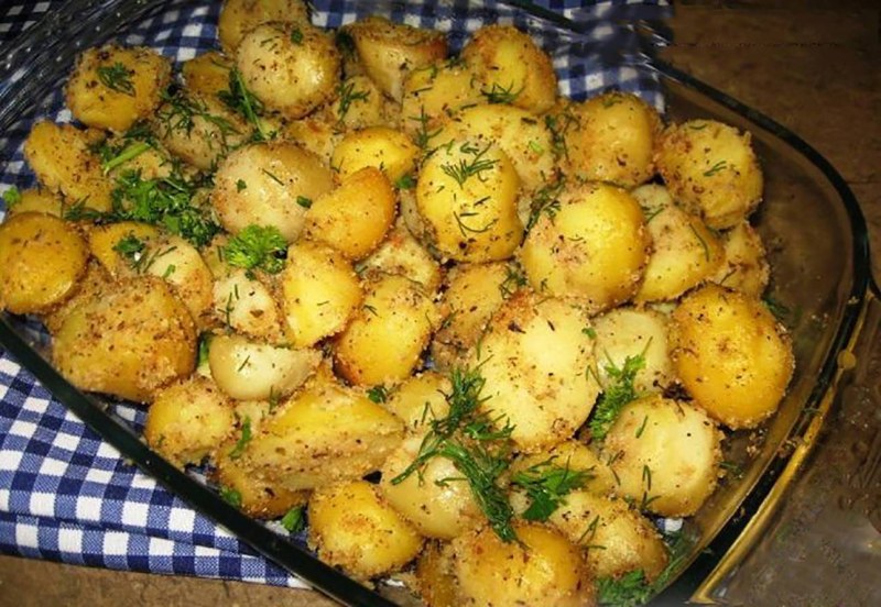 Молодой картофель с укропом и маслом