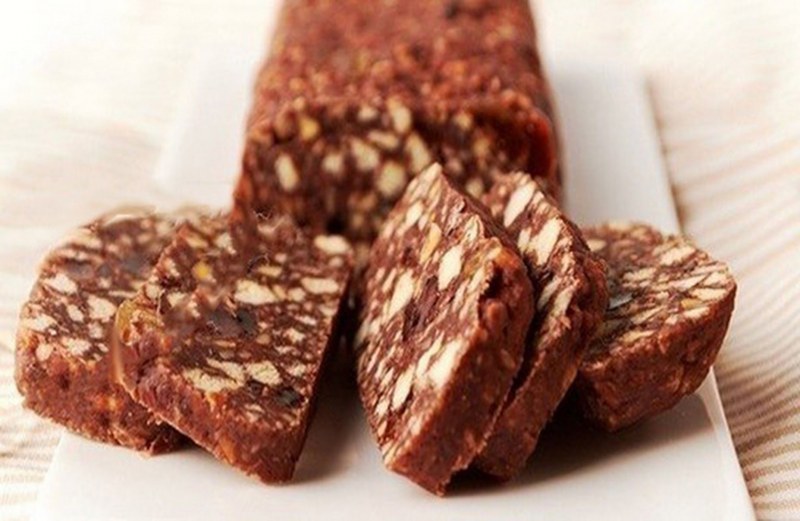 Сладкая колбаска из печенья и какао