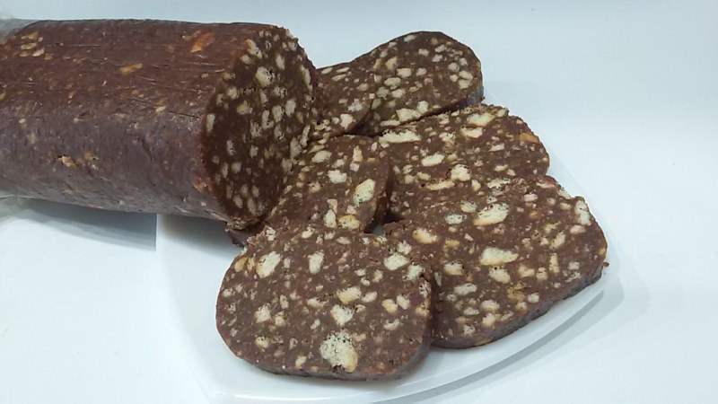 Сладкая колбаса с орехами
