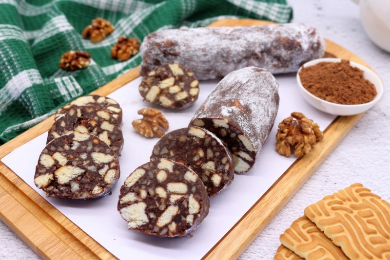Сладкая колбаска из печенья со сгущенкой