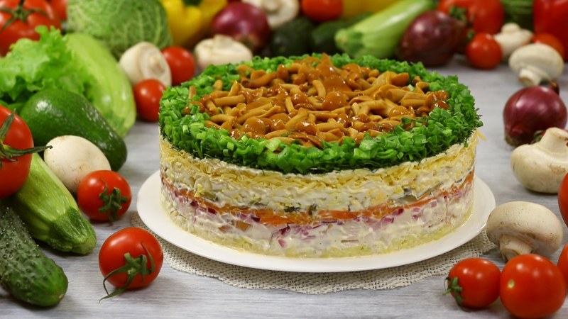 Лесная Поляна салат с опятами и копченой курицей