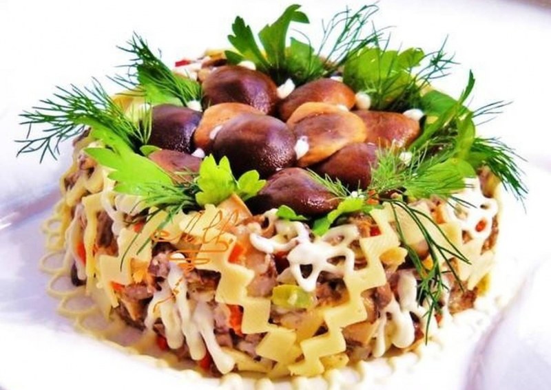 Салат с жареными грибами