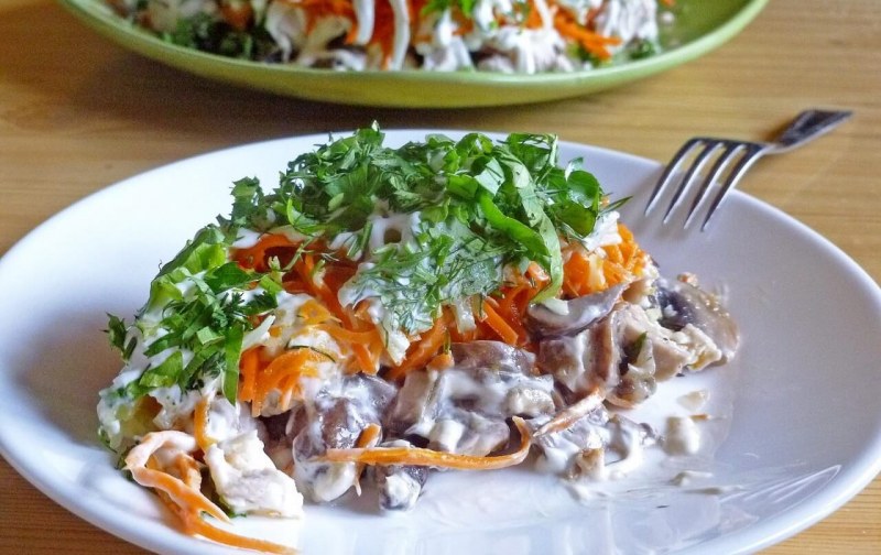 Салат с маринованными грибами
