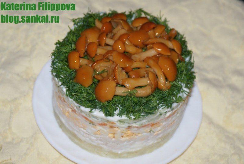 Салат Лесная Полянка с опятами