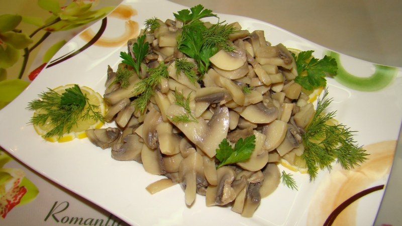 Салат с лесными грибами