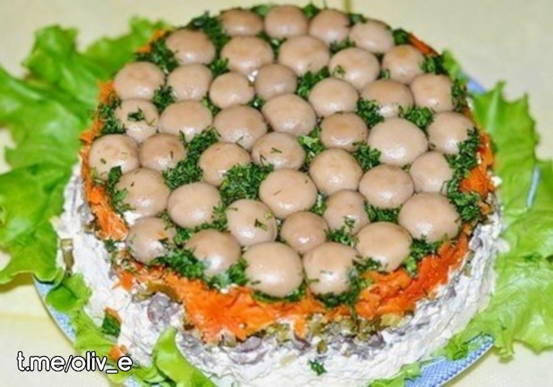 Салат грибная Полянка с шампиньонами и опятами