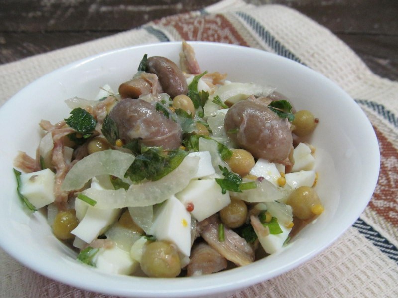 Салат с маринованными грибами