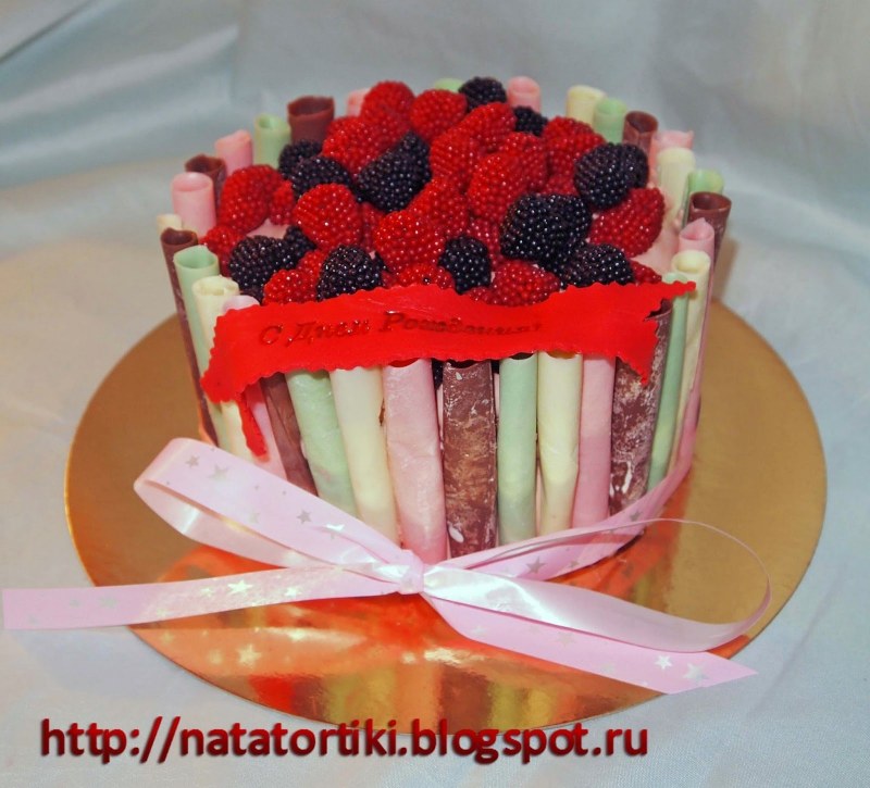 Торт с вафельным декором