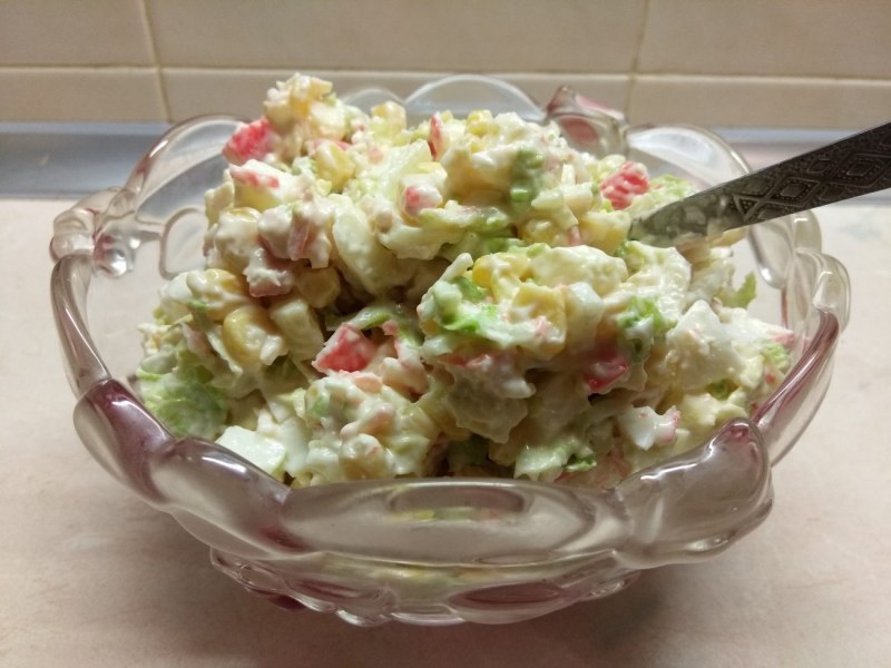 Салат из пекинской капусты с крабовыми