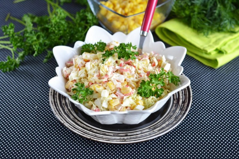 Салат с пекинской капустой и крабовыми палочками и кукурузой