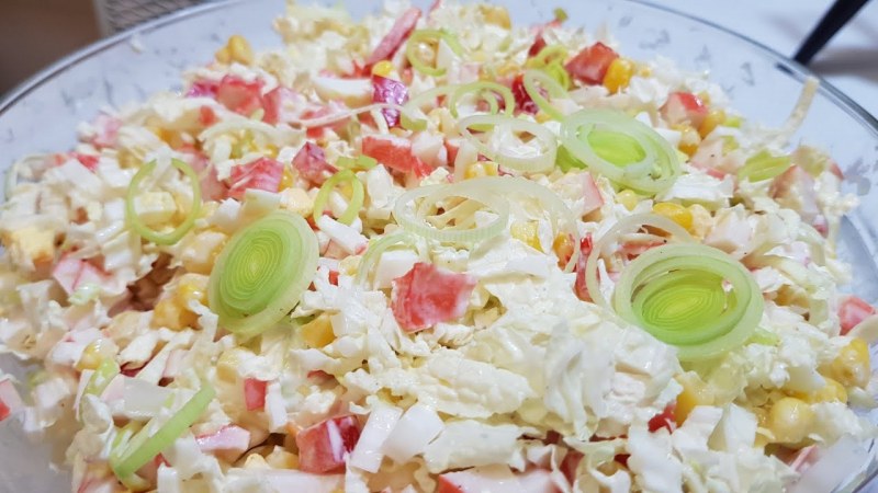 Салат с пекинской капустой и крабовыми палочками и кукурузой