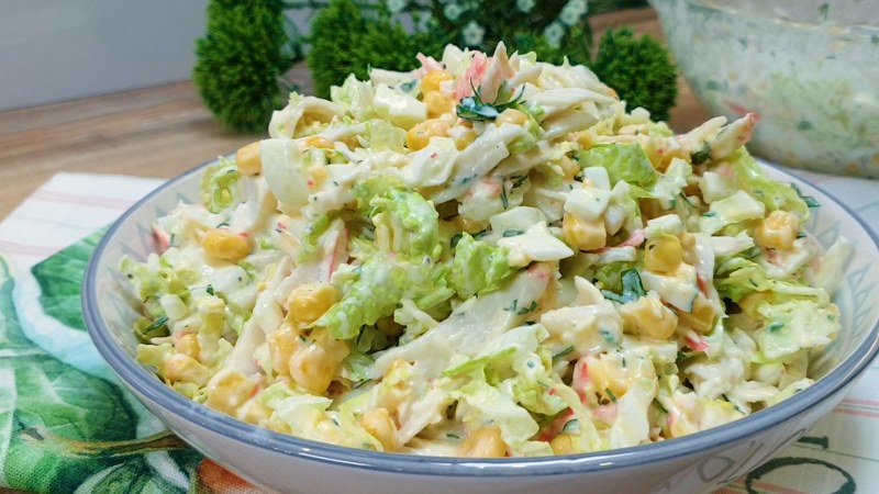 Салат с пекинской капустой и крабовыми палочками и кукурузой